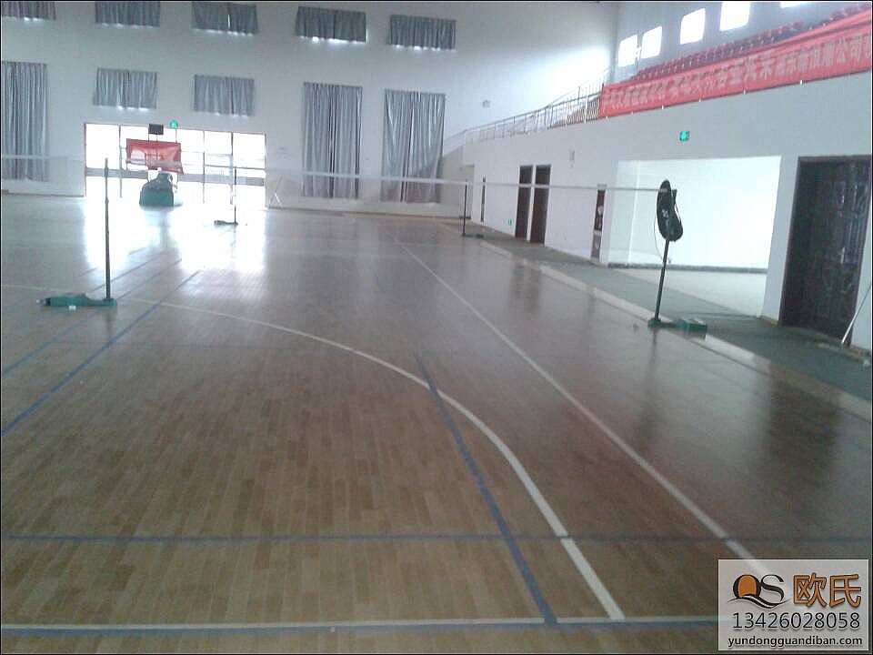 萍钢中学运动馆地板铺设工程